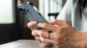 10 أخطاء يومية تُسرّع تلف هاتفك.. تجنّبها لإطالة عمره